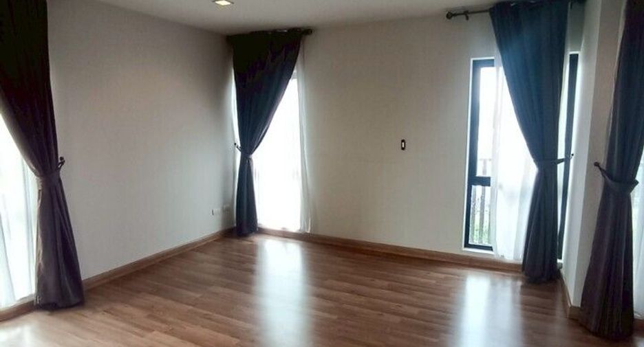 For sale 3 bedrooms townhouse in Don Mueang, Bangkok