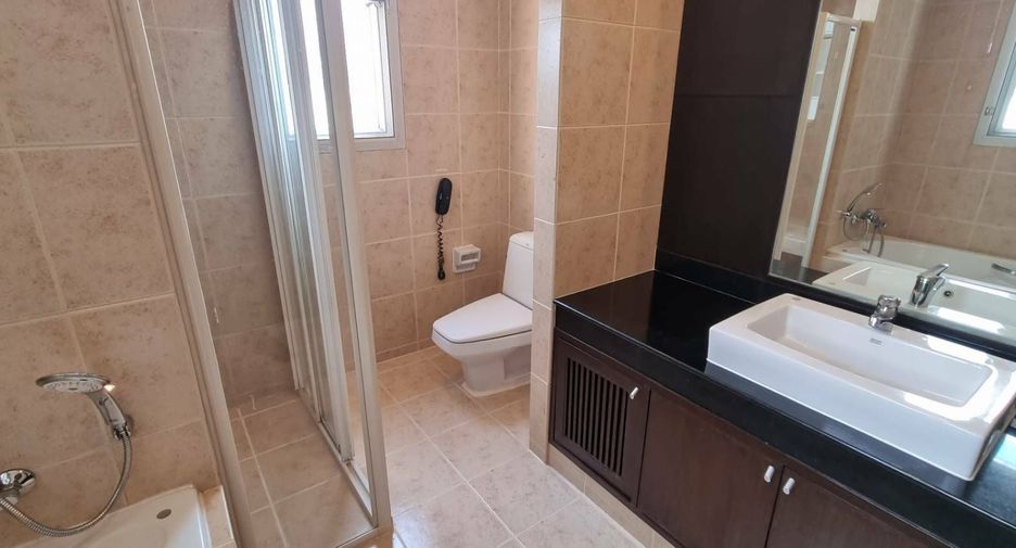 For rent 3 bedrooms apartment in Watthana, Bangkok