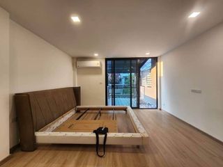 出租 3 卧室 联排别墅 在 Watthana, 曼谷