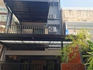 出租 3 卧室 联排别墅 在 Watthana, 曼谷