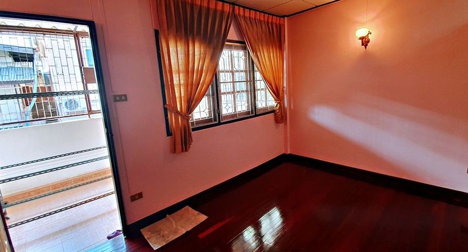 À louer 3 chambres maison de ville à Wang Thonglang, Bangkok