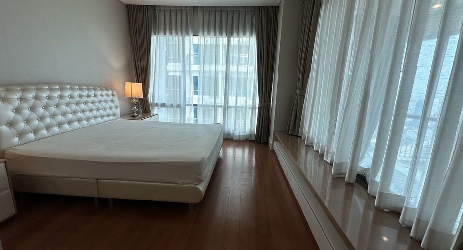 For rent 3 bedrooms condo in Khlong Toei, Bangkok