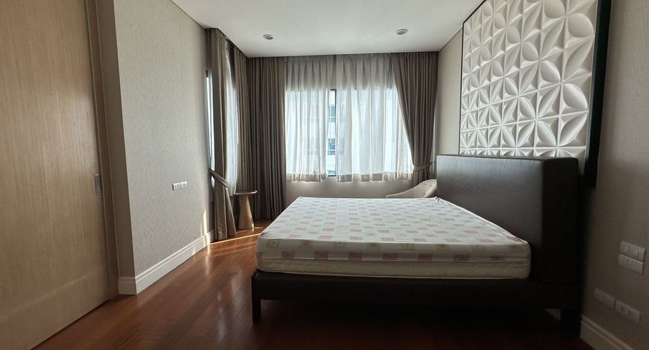 For rent 3 bedrooms condo in Khlong Toei, Bangkok