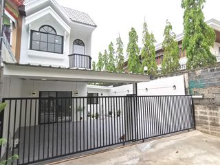 Casa adosada en venta de 3 habitaciones en Khlong Sam Wa, Bangkok