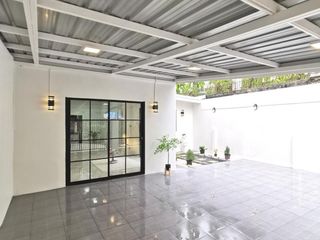 Casa adosada en venta de 3 habitaciones en Khlong Sam Wa, Bangkok