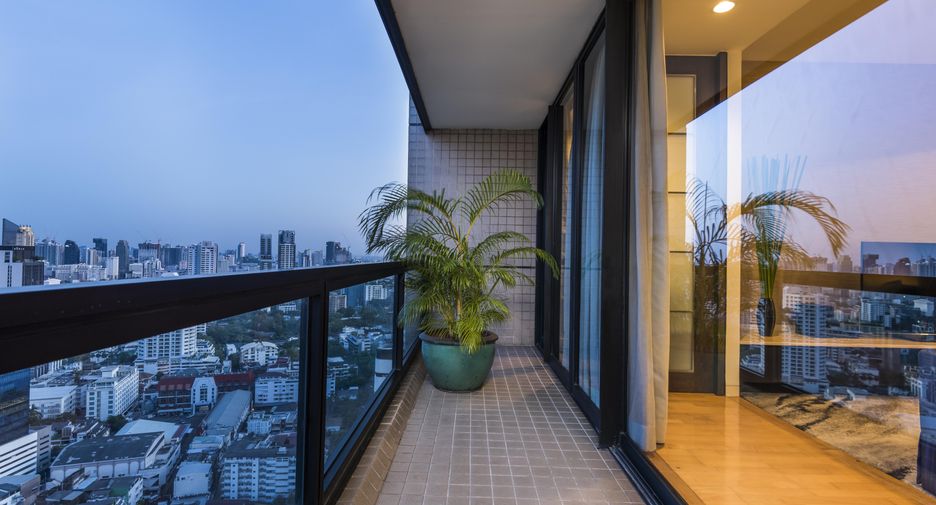For rent 3 bedrooms apartment in Khlong Toei, Bangkok