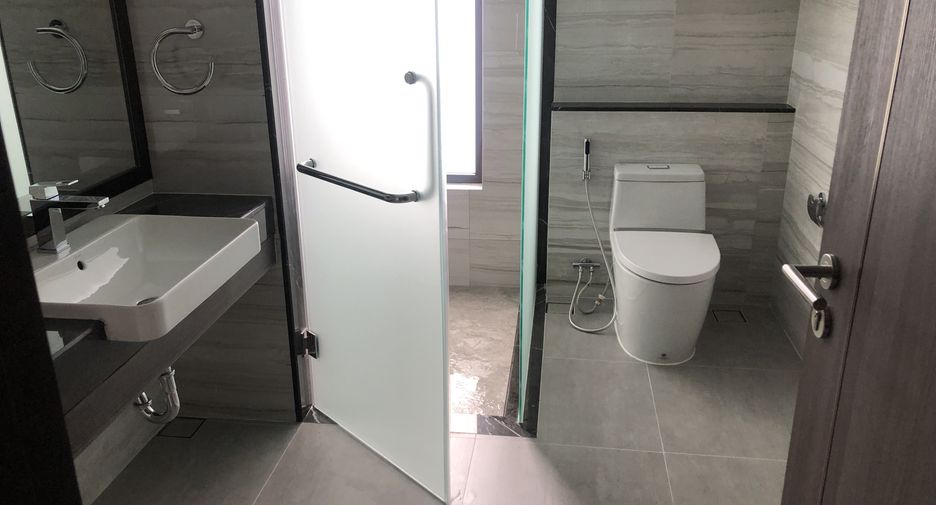 For rent 3 bedrooms apartment in Khlong Toei, Bangkok
