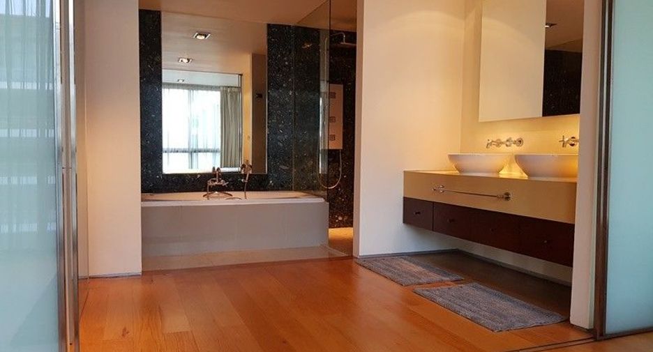 For rent 3 bedrooms condo in Khlong Toei, Bangkok