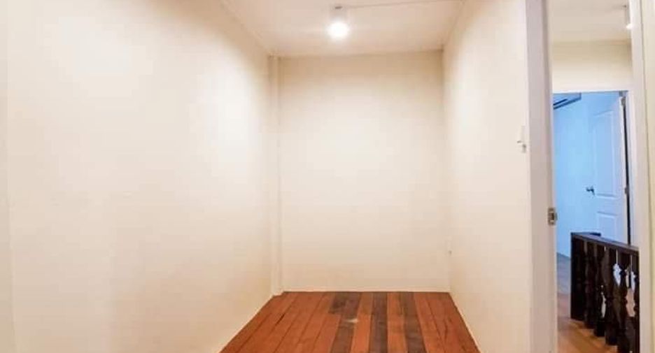 For rent 3 bedrooms retail Space in Bang Sue, Bangkok