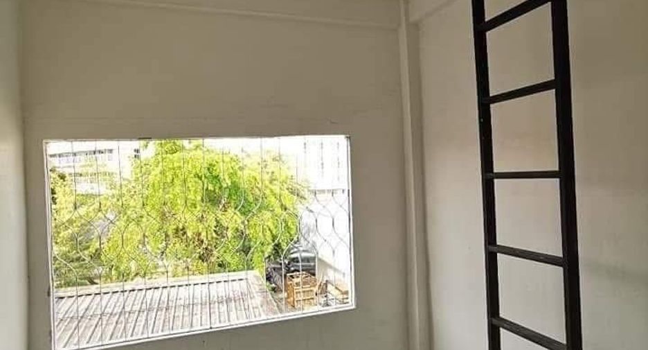 For rent 3 bedrooms retail Space in Bang Sue, Bangkok