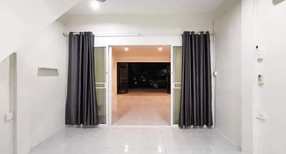 For rent 3 bedrooms retail Space in Bang Sue, Bangkok