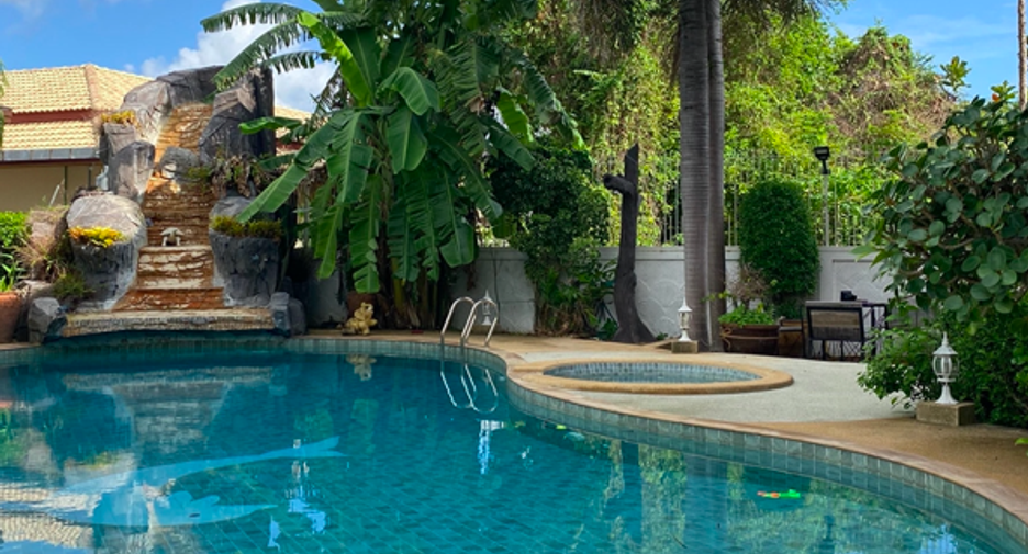 For sale 6 bedrooms villa in Mueang Phuket, Phuket