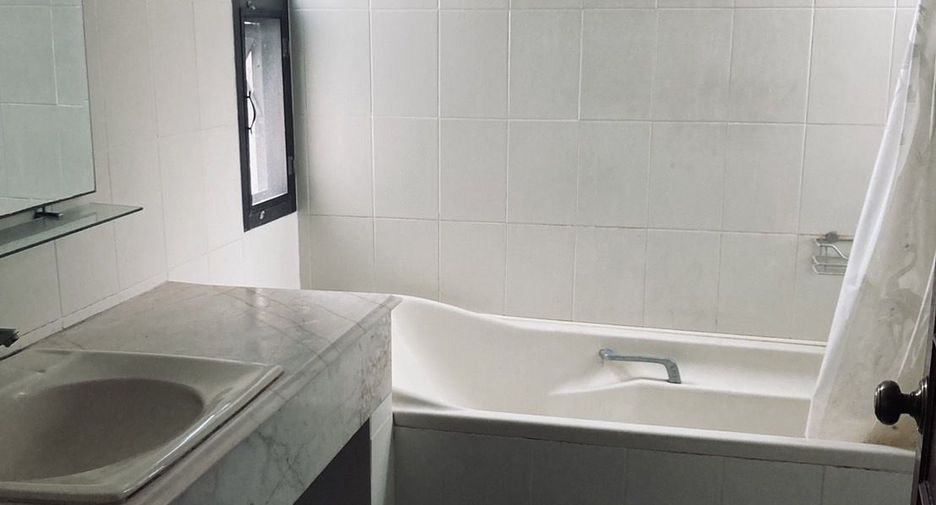 For rent 3 bedrooms apartment in Watthana, Bangkok