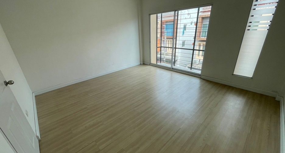 For sale 4 bedrooms townhouse in Min Buri, Bangkok