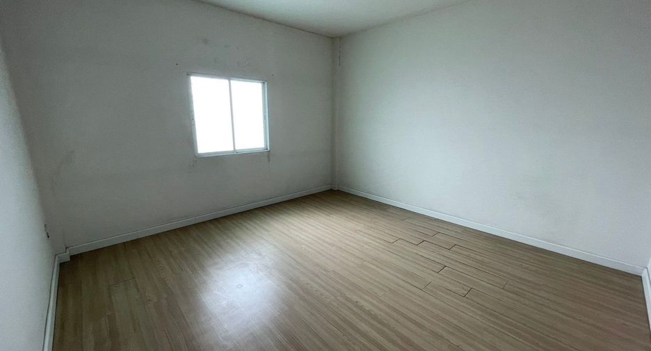 For sale 4 bedrooms townhouse in Min Buri, Bangkok