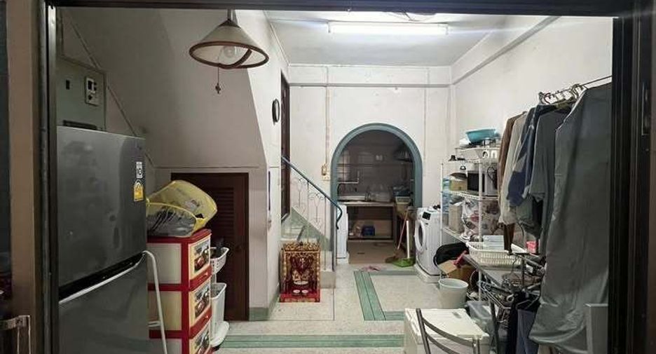 For rent 4 bedrooms retail Space in Ratchathewi, Bangkok