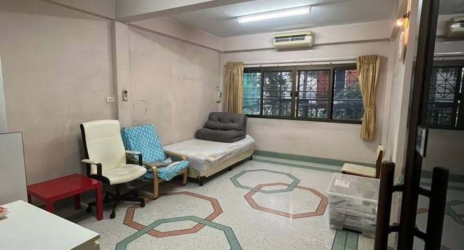 For rent 4 bedrooms retail Space in Ratchathewi, Bangkok