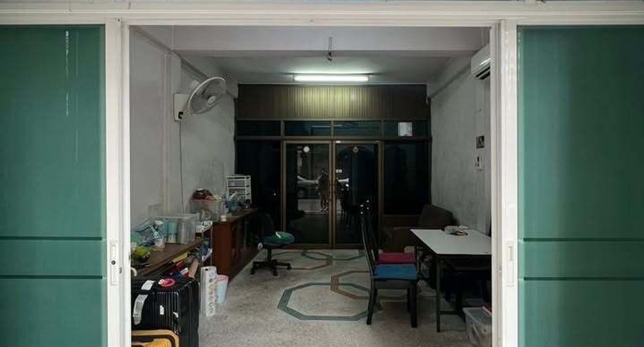 For rent 4 bedrooms retail Space in Ratchathewi, Bangkok