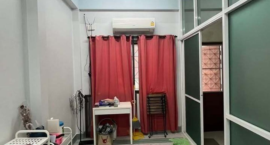 For rent 4 bedrooms retail Space in Ratchathewi, Bangkok