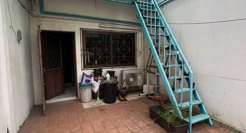 For rent 4 bedrooms retail Space in Ratchathewi, Bangkok