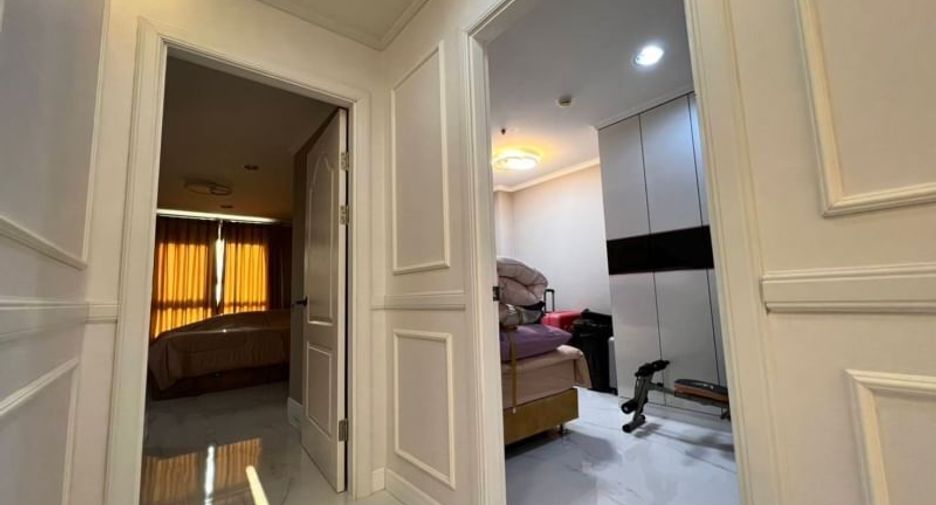 For sale 4 bedrooms condo in Huai Khwang, Bangkok