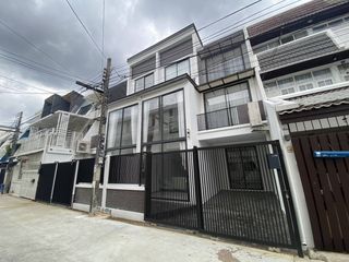 Reihenhaus zum Kauf und zur Miete mit 3 Zimmer in Watthana, Bangkok