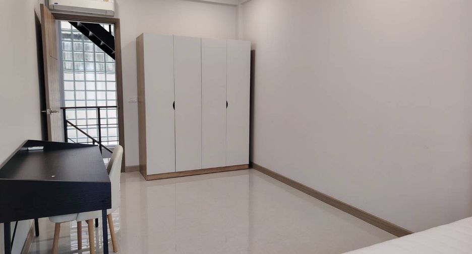 Reihenhaus zum Kauf und zur Miete mit 3 Zimmer in Watthana, Bangkok