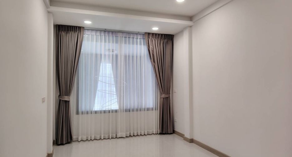 Reihenhaus zum Kauf und zur Miete mit 3 Zimmer in Watthana, Bangkok