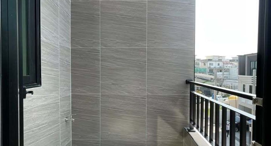For sale 3 bedrooms townhouse in Bang Khun Thian, Bangkok