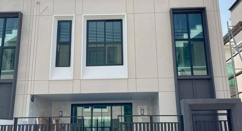 For sale 3 bedrooms townhouse in Bang Khun Thian, Bangkok