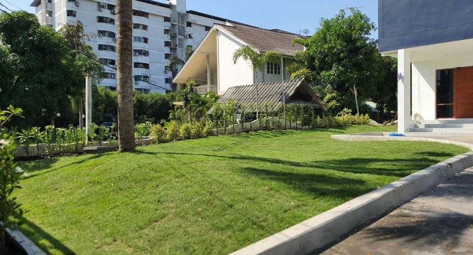 For sale and for rent 5 bedrooms house in Phra Khanong, Bangkok