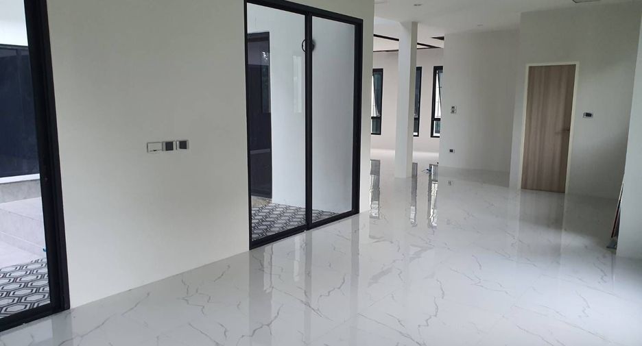 For sale and for rent 5 bedrooms house in Phra Khanong, Bangkok