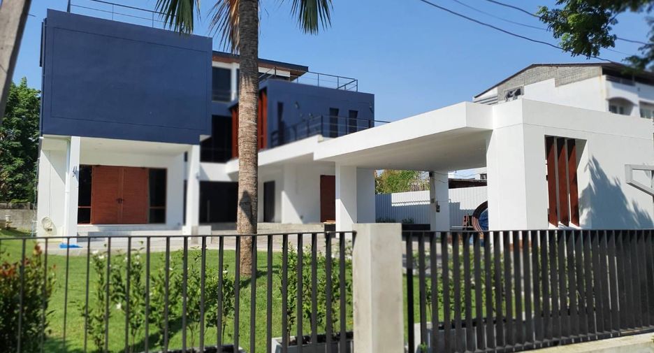 For sale and for rent 5 bedrooms house in Phra Khanong, Bangkok