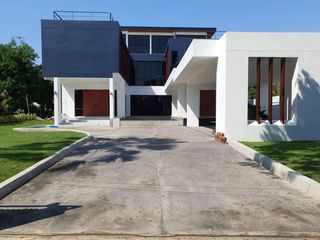 For sale and for rent 5 bedrooms house in Phra Khanong, Bangkok