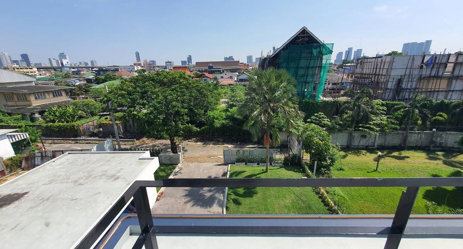 For sale and for rent 5 bedrooms house in Phra Khanong, Bangkok
