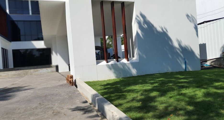 For sale and for rent 5 bedrooms house in Phra Khanong, Bangkok