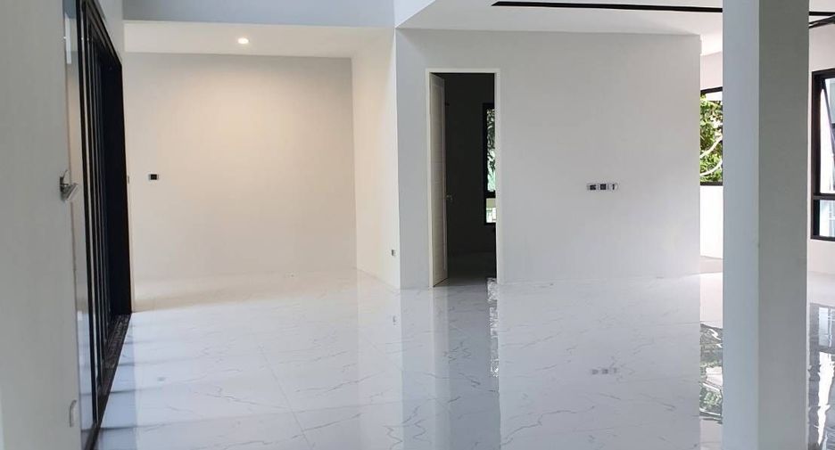 For sale and for rent 5 bedrooms house in Phra Khanong, Bangkok