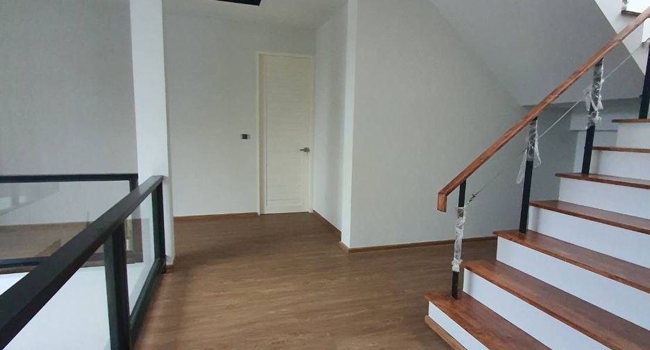 For sale and for rent 5 bedrooms house in Phra Khanong, Bangkok