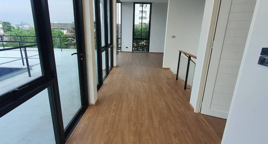 For sale and for rent 5 bedrooms house in Phra Khanong, Bangkok