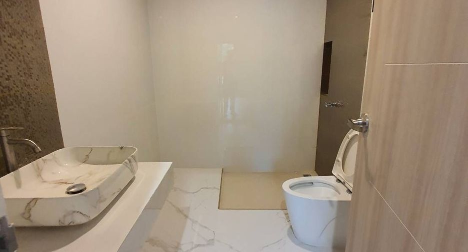 For sale and for rent 5 bedrooms house in Phra Khanong, Bangkok