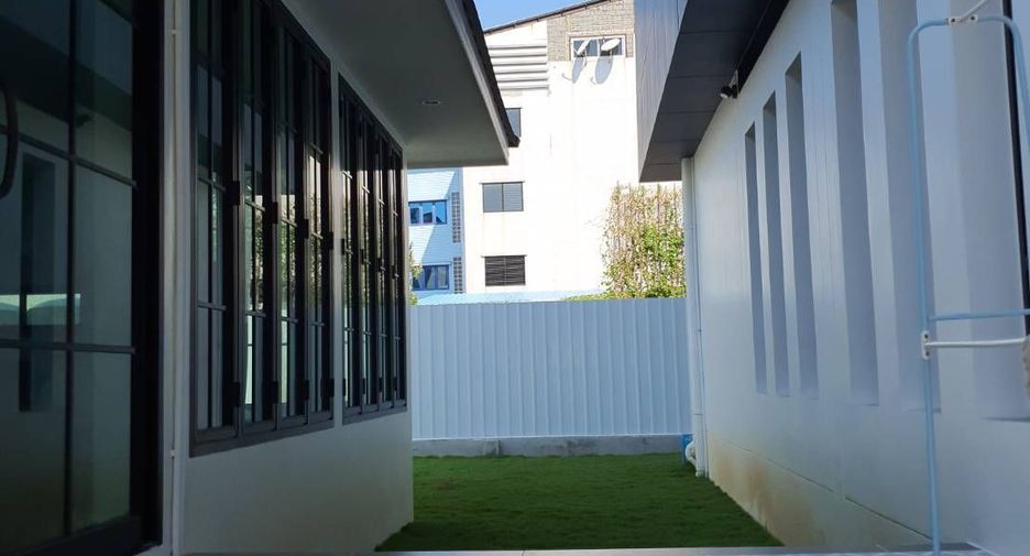 For sale and for rent 5 bedrooms house in Phra Khanong, Bangkok