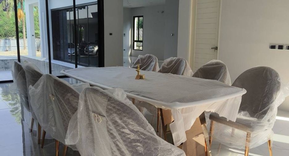 For sale and for rent 5 bedrooms house in Phra Khanong, Bangkok