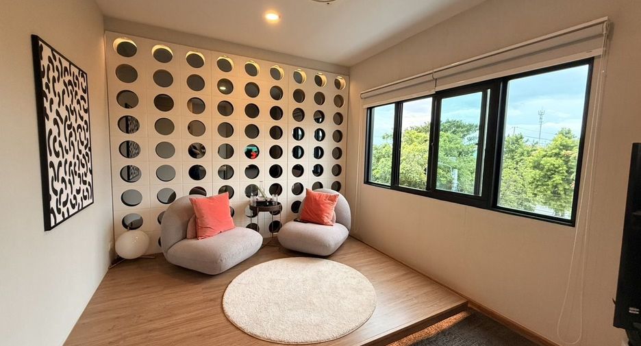 For sale 3 bedrooms townhouse in Mueang Samut Prakan, Samut Prakan