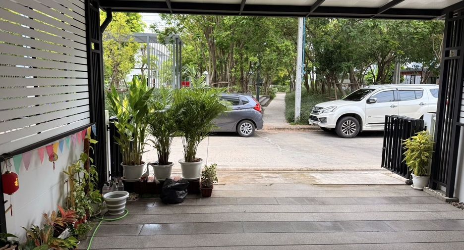 For sale 3 bedrooms townhouse in Mueang Samut Prakan, Samut Prakan