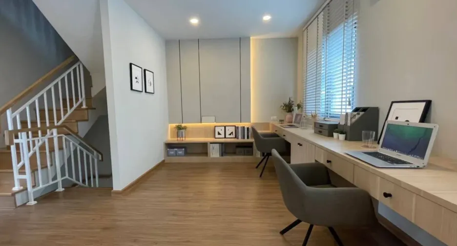 For sale 3 bedrooms townhouse in Mueang Samut Prakan, Samut Prakan
