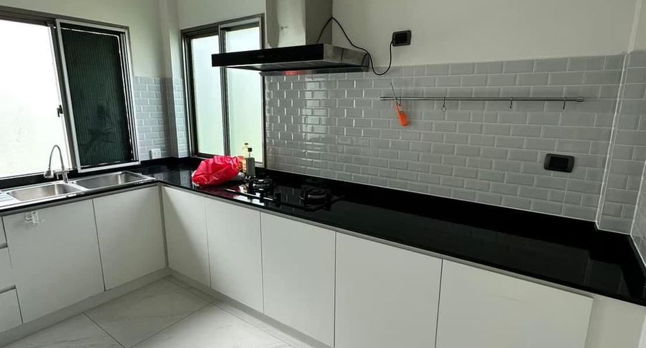 Casa en alquiler de 4 habitaciones en Lat Krabang, Bangkok