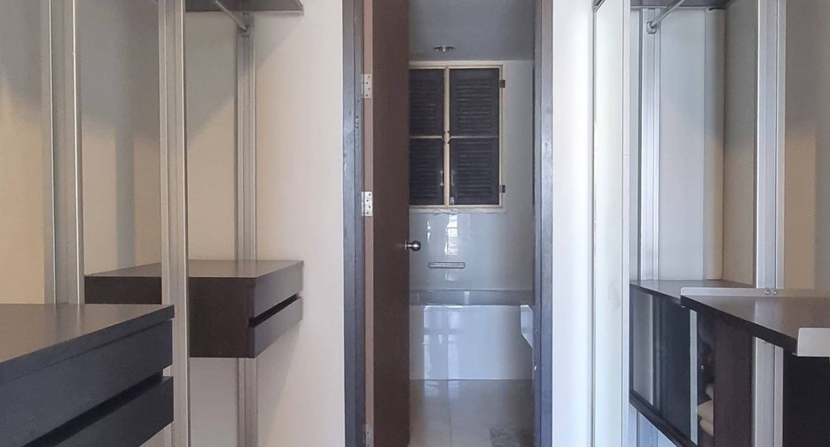 For rent 2 bedrooms condo in Huai Khwang, Bangkok