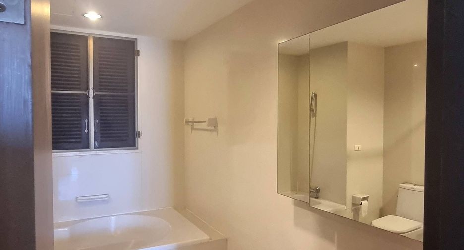 For rent 2 bedrooms condo in Huai Khwang, Bangkok