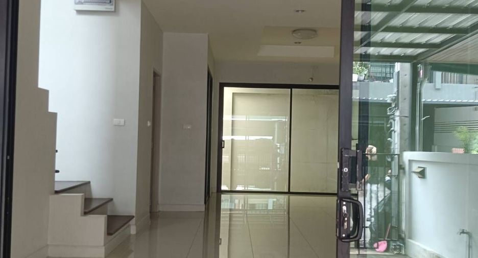 For rent 3 bedrooms townhouse in Mueang Samut Prakan, Samut Prakan