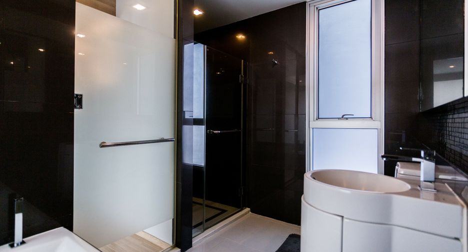 For rent 2 bedrooms condo in Phra Khanong, Bangkok